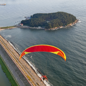 동력패러글라이더는&nbsp; <br/>엔진에 프로펠러와 패러글라이딩을 결합하여 <br/><br/>&nbsp;산에 올라가지않고도 <br/>&nbsp;넓은 운동장과 같은 평지에서 비행기처럼 3개의 바퀴를 이용해 이륙,착륙을<br/>하며 패러글라이딩 체험비행을 즐길수있는&nbsp; 레저스포츠 입니다<br/><br/>보령 대천해수욕장의 <br/>새로운 관광상품으로 발돗움하고있는&nbsp; 동력 패러글라이딩&nbsp; 체험비행은<br/>경량항공기에 속하는 항공 장비로서 승객 1명과 조종사 1명&nbsp; 총2명이 탑승하며<br/><br/>대한민국 유일의 <br/>오직!!&nbsp; 보령 대천해수욕장에서만 <br/>대천해수욕장 바다위를 날며 서해 바다위 함께 느끼며&nbsp; 약 10분간 8km의 (성인 2시간 걷는 거리)체험을 할 수 있는 항공레저 스포츠 입니다<br/><br/>우리가 원하던!!<br/>우리들만의 10가지 버킷리스트 ...<br/>그 중 하나인 " 동력패러글라이딩 체험비행"&nbsp; !!<br/><br/>보령 대천해수욕장에서 꼭 새로운 경험을 간직하고&nbsp; 여행을 즐기시길&nbsp; ~~